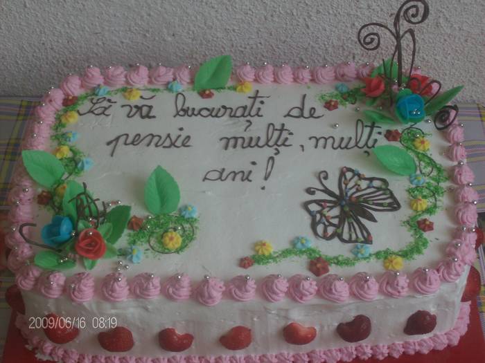 Tort pensionare; tort de frisca cu capsuni
