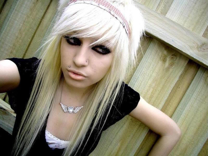 -Emo-Girl-emo-girls-7096700-600-800 - Emo girls