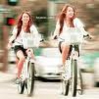 imagesCANHJ0I4 - miley pe bicicleta