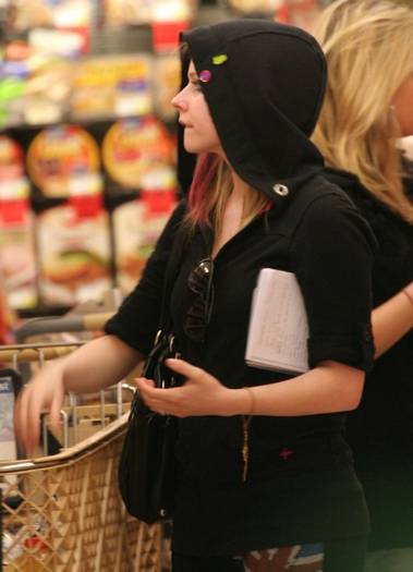 avril-lavigne-pregnant-3 - AVRIL LAVIGNE