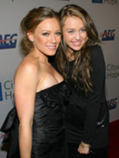 AWIAVZXXCPFROCTQXPO - hilary duff si miley cyrus