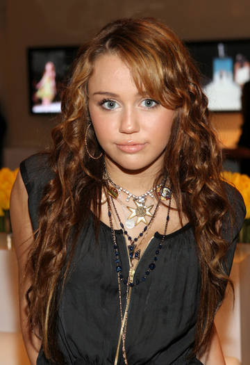 Around Smashbox Studios MBFW Day 4 D4hpabzDYB1l - cele mai rare poze cu miley Cyrus