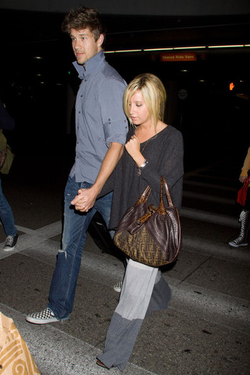 Tisdale+gets+swarmed+S_vbwVnOAI2l