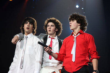 Jonas-Brothers-group-d05