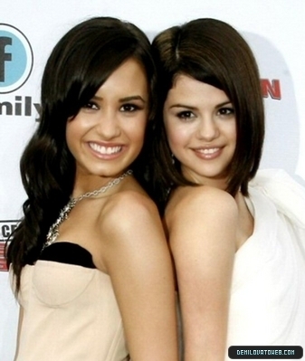 BEVAHHSRKPUYOMMYQJI - demi shi selena