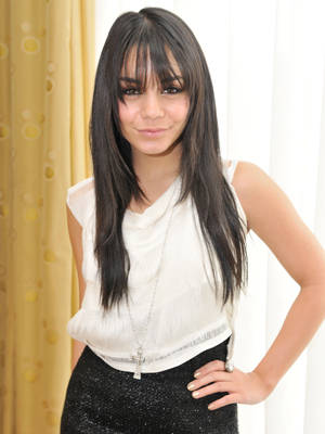 Vanessa-High-School-Musical-3-Japan-Photocall-vanessa-anne-hudgens-4102703-300-400