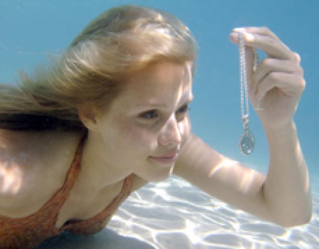 claire gaseste colierul la piscina cu luna