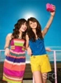 People-special-edition-magazine-selena-gomez-and-demi-lovato-6768022-89-120 - Sely si Demy