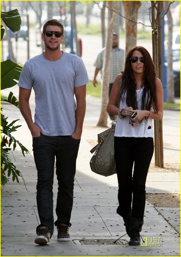 miley-cyrus-liam-hemsworth-la-08 - Miley Cyrus Takes Liam Hemsworth Around Los Angeles