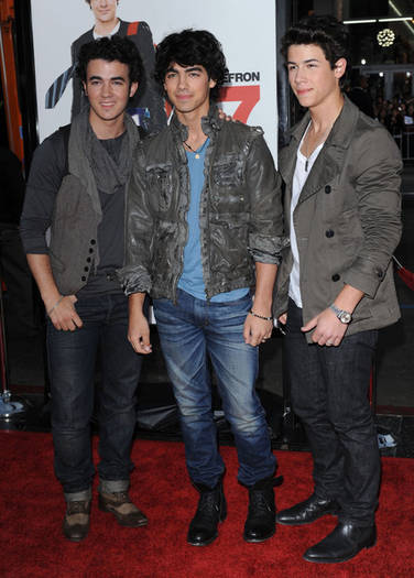 17 Again Premiere Gc9e1NT081Yl - th3 b3st JoNaS BrOthErS