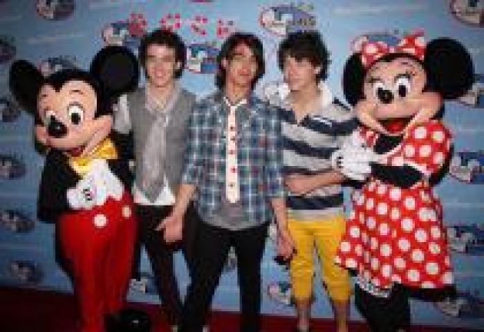 XLGEPXVQNAVPLJNFDTR[1] - camp rock and Jonas Brothers