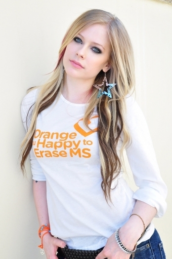 KFMCIUAAYNCSPIELYTU - Avril Lavigne