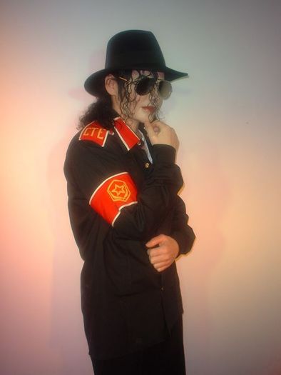 1306020_f520 - Poze Michael Jackson imbracat in uniforme