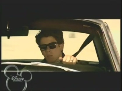 Paranoid-screens-nick-jonas-7844879-400-298 - Nick glasses