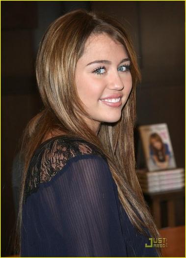 Miley_Cyrus_1247778954_0