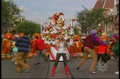 christmasdayparade2 - aici sunt doar poze cu miley cyrus-hannah montana