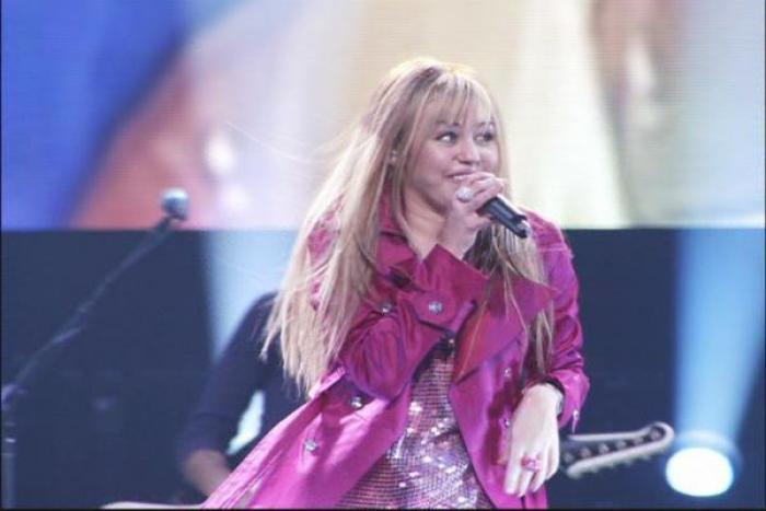 FQFHBZDEQHLSHTEKMDC[1] - poze cu hannah montana