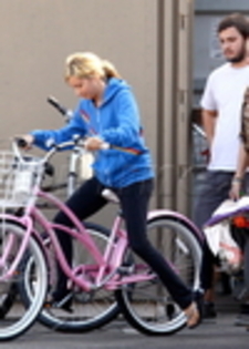 thumb_005 - ASHLEY TISDALE 6 OCTOMBRIE 2009 CU BICICLETA