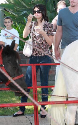 Selena Gomez Family Out Farmers Market IHfz2cb5yuYl - Selena Gomez