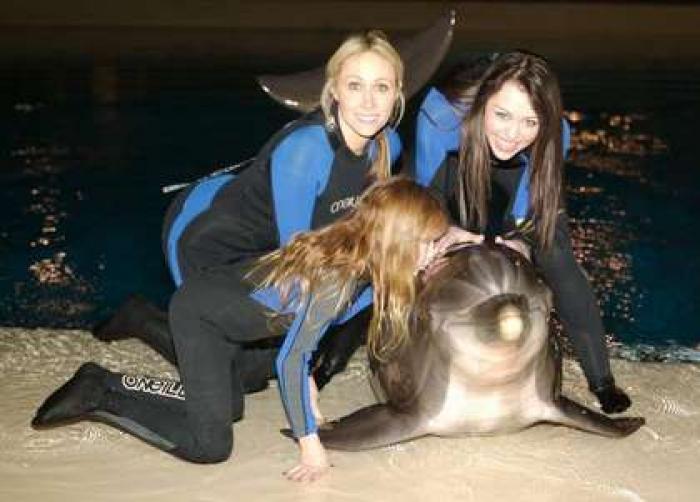 BLREPSUJKTJUJQJPCSR - Miley la cursuri de inot cu delfini