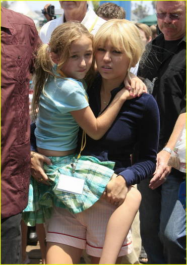 453 - Miley sora ei Noah Cyrus