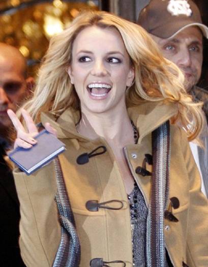 Britney+Spears+Leaving+La+Star+Academy+TV+YTv9Zbp0JmIl - nicoleta bianca pentru ea un album frumos