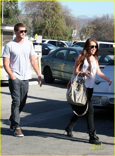 miley-cyrus-liam-hemsworth-la-02 - Miley Cyrus Takes Liam Hemsworth Around Los Angeles