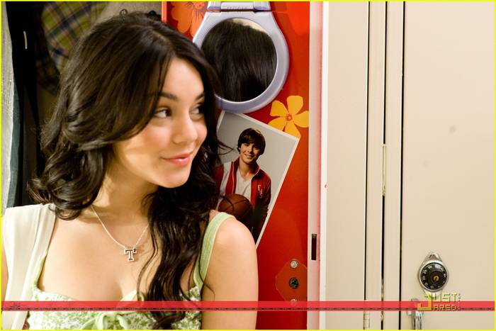 zac-efron-vanessa-hudgens-graduation-06[1]