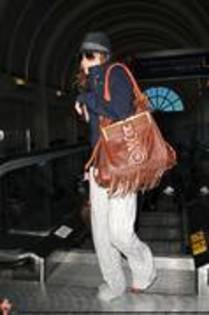 TTGTXMQUYZFMTWCKRLL - ASHLEY TISDALE IN AEROPORT