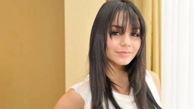 Vanessa-High-School-Musical-3-Japan-Photocall-vanessa-anne-hudgens-4102706-400-225