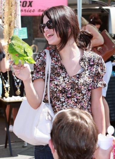 Selena Gomez Family Out Farmers Market 3IGxpuuo3SRl