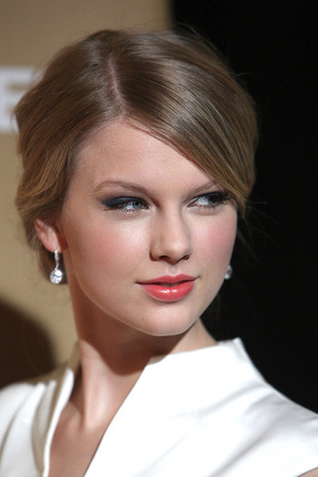 Second+Annual+CNN+Heroes+Star+Tribute+KT7UzbseZ-6l - Taylor Swift
