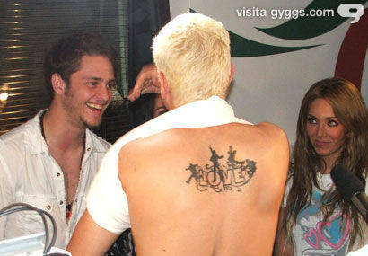 tatuajul de pe spatele lui super nu?