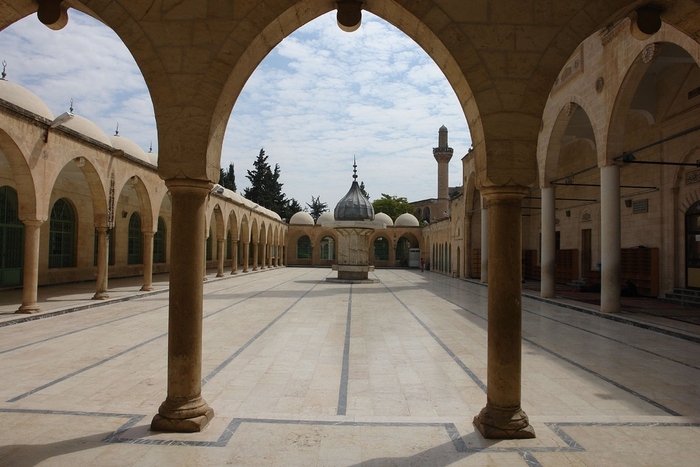 Halilur Rahman Mosque in Urfa - Turkey (courtyard) - Islamic Architecture Around the World
