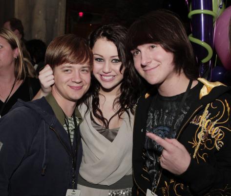 6699_TI4U_u1200720605 - Miley Cyrus and her friends