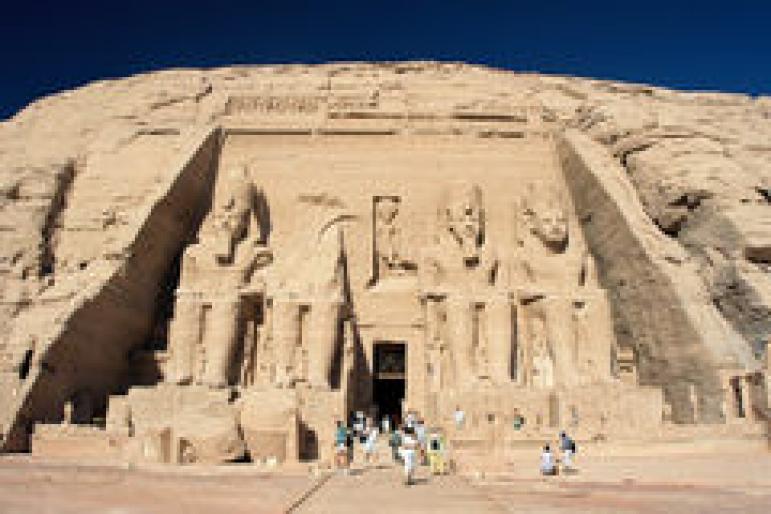 240px-Abu_Simbel%2C_Ramesses_Temple%2C_front%2C_Egypt%2C_Oct_2004