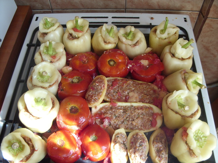ardei,rosii,dovlecei si cartofi umpluti cu carne si legume