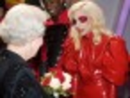 thumb_0_x_55_267779_207842_gag - Lady Gaga costumata ca o diavolita a cantat pentru regina Elisabeta