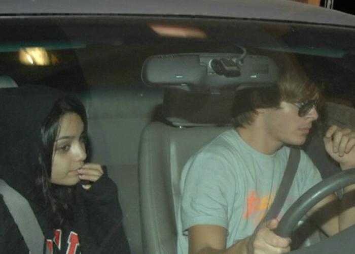 vanessa-hudgens-zac-efron-fast-food - Vanessa Hudgens and Zac Efron in  vacanta si alte poze cu ei