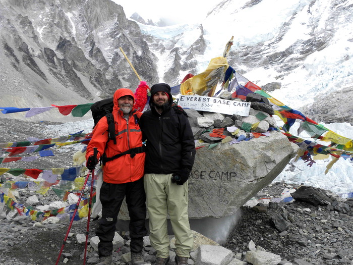 DSCN2297; prietenul meu cu fiul lui la Everest Basse Camp.
