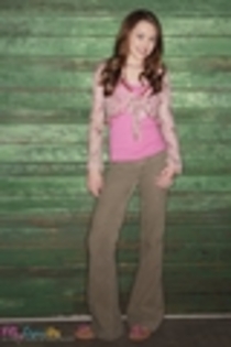 Hannah-Montana-Season-1-Promotional-Photos-HQ-3-hannah-montana-8435541-80-120 - poze hannah _miley