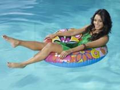 10 - vanessa Hudgens Anne-9