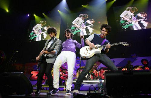 Listen To The Jonas Brothers %u201CPushin%u2019 Me Away%u201D; nick, joe si kevin la concert
