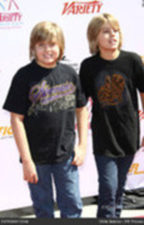 XGYIGGNSEAHMJOUPUAX - Dylan-Cole Sprouse