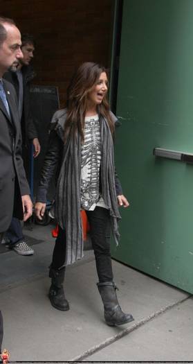 r9iic4[1] - Ashley Tisdale at Its on with Alexa Chung show in Times Square - June 16