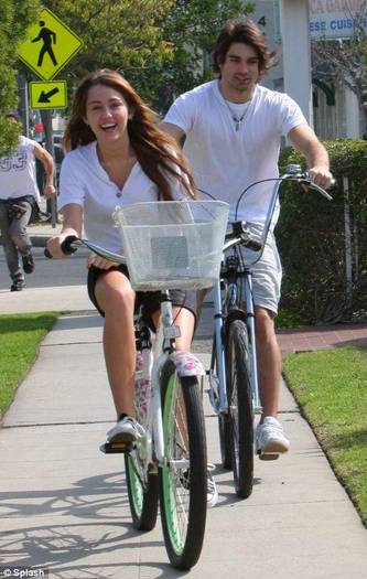 Miley-Cyrus-Justin-Gaston-20090302105536[1]