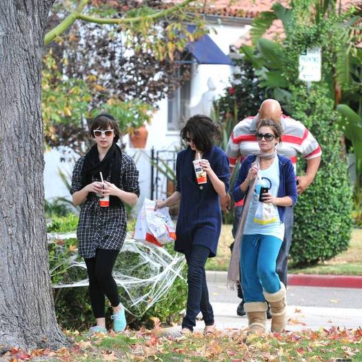 demilovato_net-gettingmcdonalds-0025 - demi lovato