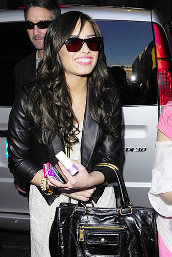 Demi+is+surrounded+W5MoBU4qyi_l - 0-Demi Lovato-0