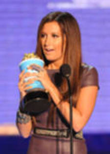 TUAKRISJXSMULDSRNQR - Ashley accepting her award on-stage at the 2009 MTV Movie Awards