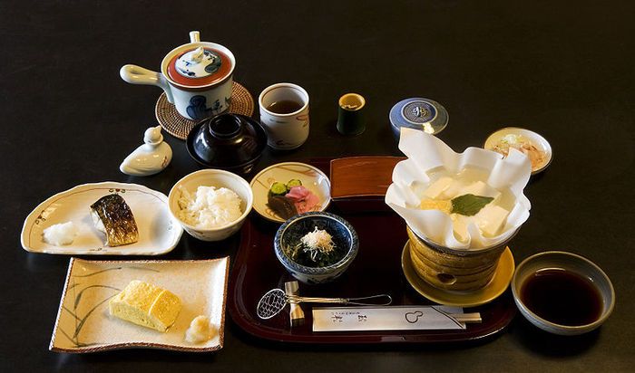 800px-Breakfast_at_Tamahan_Ryokan%2C_Kyoto